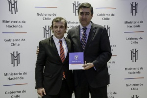 Director de Aduanas, Juan Araya, recibe Código de Ética por parte de Jorge Acevedo, representante del Comité de Ética.