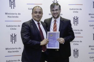 Superintendente de Valores y Seguros, Carlos Pavez, recibe Código de Ética por parte de Héctor Pino, representante del Comité de Ética respectivo.