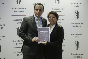 Director de la Unidad de Análisis Financiero, Javier Cruz, recibe Código de Ética por parte de Jeannette Sepulveda, representante del Comité de Ética respectivo.