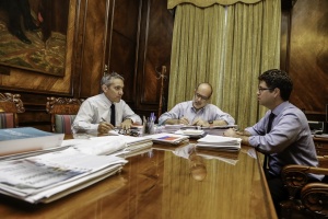  28 de septiembre: Ministro de Hacienda, Rodrigo Valdés, el jefe de asesores, Enrique Paris y el coordinador macroeconómico, Claudio Soto, trabajan en cierre de proyecto de ley de Presupuesto 2017 antes de ingreso al Congreso.