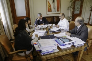29 de septiembre: Ministro de Hacienda, Rodrigo Valdés, director de Presupuestos, Sergio Granados y asesores trabajan en el cierre del proyecto de ley de Presupuestos 2017 antes de su ingreso al Congreso.