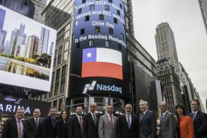 Ministro Valdés, directores de Inbest y ejecutivos de Bolsa Electrónica ante saludo de Nasdaq a Chile Day en Nueva York.