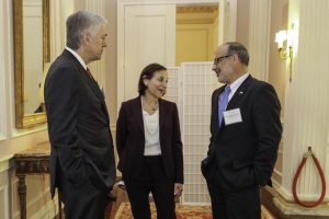 Ministro Valdés dialoga con la presidenta del Council of the Americas, Susan Segal, y el CEO de AES, Andres Gluski.