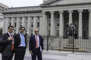 7 de octubre: Ministro Valdés, director ejecutivo Chile en Banco Mundial, A. Foxley y coordinador macro de Hacienda, C. Soto, caminan hacia reuniones FMI-BM en Washington.