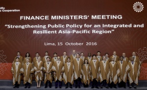15 de octubre: Ministros y viceministros de Finanzas de las 21 economías APEC participan en la foto oficial durante cumbre en Lima.