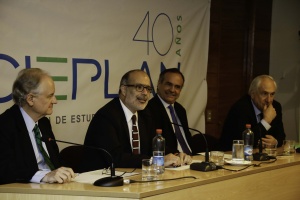 Rodrigo Valdés comparte el panel con el ex ministro de Hacienda y presidente de Cieplan, Alejandro Foxley, el senador Ignacio Walker y el director ejecutivo de Cieplan, Pablo Piñera.