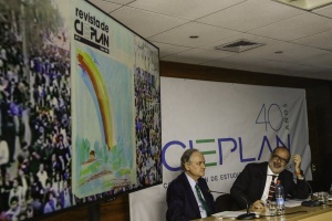 Rodrigo Valdés y Alejandro Foxley durante aniversario de los 40 años de la Corporación de Estudios para Latinoamérica (Cieplan).