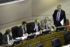  Ministro Valdés junto al ministro Eyzaguirre y equipo de la Dipres durante discusión presupuestaria en sala del Senado.