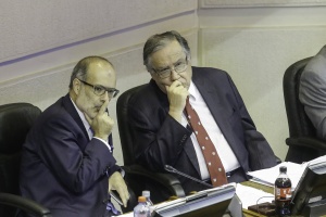 Ministro de Hacienda, Rodrigo Valdés, junto al ministro de Justicia, Jaime Campos, siguen atentos el debate en la sala del Senado.