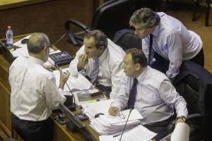 Ministro Valdés dialoga con senadores Andrés Allamand, José García Ruminot y Alberto Espina (RN).