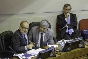 Ministro de Hacienda junto a director de Presupuestos, Sergio Granados, y el subdirector de la entidad, Gustavo Rivera, durante el debate en el Senado.