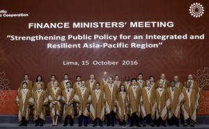 15 de octubre: Ministros y viceministros de Finanzas de las 21 economías APEC participan en la foto oficial durante cumbre en Lima.