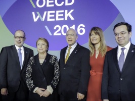 1 de junio: Presidenta de la República, Secretario General de la OCDE y ministros de Estado en la apertura de la Cumbre Ministerial OCDE presidida por Chile.