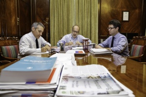 28 de septiembre: Ministro de Hacienda, Rodrigo Valdés, el jefe de asesores, Enrique Paris y el coordinador macroeconómico, Claudio Soto, trabajan en cierre de proyecto de ley de Presupuesto 2017 antes de ingreso al Congreso.