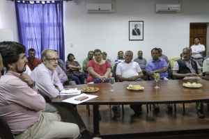 31 de enero: Ministro Valdés junto a gobernador de Cauquenes se reúnen con viñateros y pequeños agricultores afectados por incendio. 