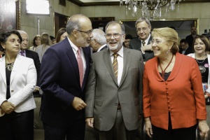9 de marzo: Ministro de Hacienda junto a la Presidenta Bachelet y Jorge Rodríguez Grossi, presidente de Banco Estado, durante la firma del Convenio entre la entidad y ONU Mujeres “Adhesión a los principios de Equidad de Género”.