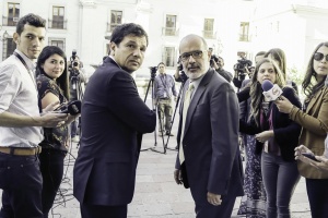 13 de marzo: Ministro Valdés y subsecretario Micco conversan con medios de comunicación tras firma del proyecto de ley que regula la protección y el tratamiento de los datos personales.