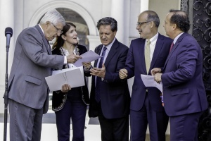 3 de abril: Ministro Valdés junto a ministra Narváez y parlamentarios previo a realizar punto de prensa para abordar informe de política monetaria del Banco Central.
