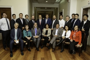 10 de abril: Ministros de Hacienda y Trabajo posan con representantes de partidos políticos al concluir trabajo de mesa técnica por pensiones.