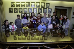 Ciudadanos posan junto a retratos de ex directores del SII.