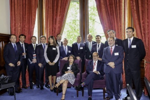 Ejecutivos y empresarios egresados de la Universidad de Chile que participan en Chile Day posan con el ministro Valdés.