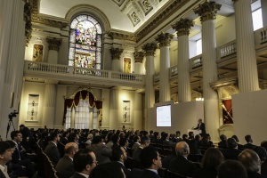 Ministro de Hacienda expone en salón Mansion House, sede de Chile Day en Londres.