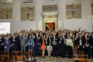 Ministro de Hacienda posa junto a la delegación chilena en Chile Day celebrado en Londres.