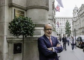 Ministro de Hacienda en acceso a edificio patrimonial One Whitehall, ubicado en la City de Londres, donde tuvo lugar la primera jornada de Chile Day.
