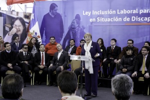8 de junio: Alejandro Micco acompaña a la Presidenta de la República, Michelle Bachelet, en una visita a la empresa a Dimerc S.A. en el marco de la promulgación de la Ley de Inclusión Laboral.