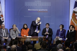 28 de agosto: Ministro Valdés acompaña a la Presidenta Bachelet en firma de Proyecto de Ley de Matrimonio Igualitario.