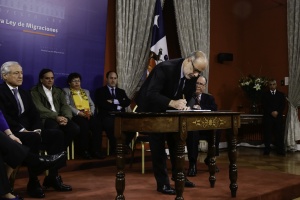 21 de agosto: Ministro de Hacienda, Rodrigo Valdés, firma Proyecto de Ley de Migraciones durante ceremonia en el Palacio de La Moneda.