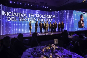 2 de agosto: Subsecretario de Hacienda, Alejandro Micco, recibe galardón, por impulsar la transformación digital, el capital humano más especializado y las exportaciones de servicios, durante Cena de la Industria Fedit.