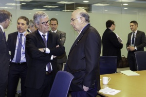 Ministro Eyzaguirre sostiene en Washington reunión bilateral con Henrique Meirelles, ministro de Hacienda de Brasil.