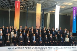 El ministro de Hacienda, Felipe Larraín, participó este lunes en las reuniones en el marco de la cumbre del G20, que se realiza en Buenos Aires. En la foto, junto a los ministros de finanzas y gobernadores de bancos centrales del G20.
