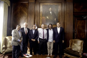 El ministro de Hacienda, Felipe Larraín, se reunió hoy con el directorio de la Asociación Chilena de Municipalidades liderada por el alcalde de La Granja, Felipe Delpin.