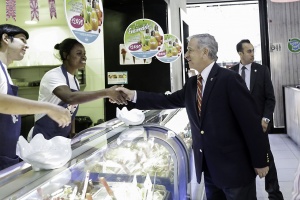 Ministro de Hacienda, Felipe Larraín, saluda a trabajadores de la heladería Bravissimo, local donde hoy comentó las cifras del INE.