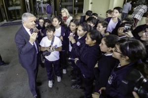 Este martes, a su salida del Congreso, el ministro de Hacienda, Felipe Larraín, saludó a los alumnos de 6to Año -A del Colegio San Vicente Ferrer de Cerro Navia que asistieron al Congreso.