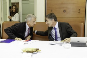 Esta tarde, el ministro Felipe Larraín compartió con el ministro de Economía José Ramón Valente en los momentos previos a comenzar la primera sesión de la Mesa de Acuerdo de Desarrollo Integral.