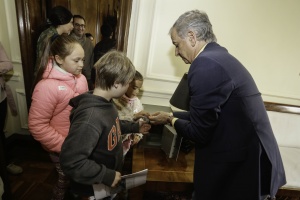 El Ministro de Hacienda, Felipe Larraín, regaló monedas de chocolate a los niños que visitaron el Ministerio en el marco del Día del Patrimonio 2018. 