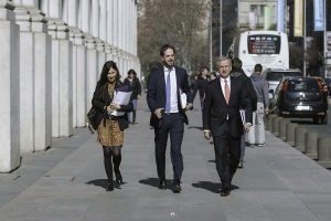 El Ministro de Hacienda, Felipe Larraín, junto a su equipo tributario, tras participar en bilateral de Modernización Tributaria en La Moneda