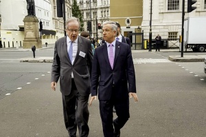 El Ministro de Hacienda, Felipe Larraín, junto al embajador de Chile en el Reino Unido, David Gallagher, en Londres donde participan del Chile Day.