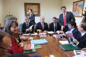 El Ministro Felipe Larraín, junto al titular de Segpres, Gonzalo Blumel, tuvo una reunión de coordinación con otras autoridades y representantes de ChileVamos en El Congreso en el marco del Presupuesto 2019