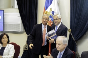 El Ministro de Hacienda, Felipe Larraín, entregando hoy al Presidente de la República, Sebastián Piñera, el informe del Acuerdo Nacional de Desarrollo Integral en La Moneda.