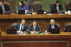 El Ministro de Hacienda, Felipe Larraín, junto al Subsecretario, Francisco Moreno, y al Director de Presupuestos, Rodrigo Cerda, en la Sala de la Cámara de Diputados por Presupuesto 2019.
