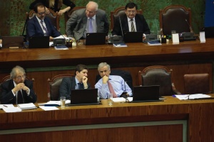 El Ministro de Hacienda, Felipe Larraín, junto al Director de Presupuestos, Rodrigo Cerda, en la votación en particular del proyecto de Presupuesto 2019 en la Sala de la Cámara de Diputados. 