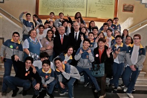 El Ministro de Hacienda, Felipe Larraín, junto al senador Rodrigo Galilea, compartieron con estudiantes en el Congreso Nacional.