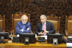 El Ministro de Hacienda, Felipe Larraín, junto al senador PS, Carlos Montes, en fase final de  tramitación de Presupuesto 2019.