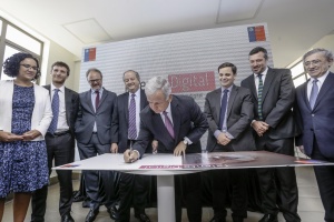 El Ministro de Hacienda, Felipe Larraín, firmó hoy inédito programa público-privado “Talento Digital”.