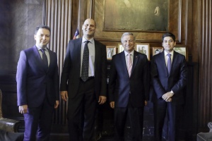El Ministro Felipe Larraín junto a Metodij Hadzi-Vaskov y Luca Ricci del FMI y el jefe de asesores del Ministerio de Hacienda, Hermann González.
