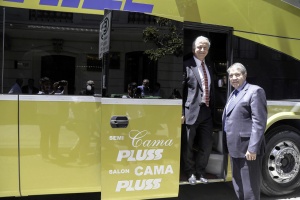 El Titular de Hacienda, Felipe Larraín, junto al presidente de Conapyme, Marco Carter, recorriendo los nuevos buses en los que invierten los socios de Fenabus.